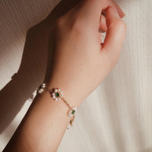 Load image into Gallery viewer, Little Flower Pearl Bracelet
